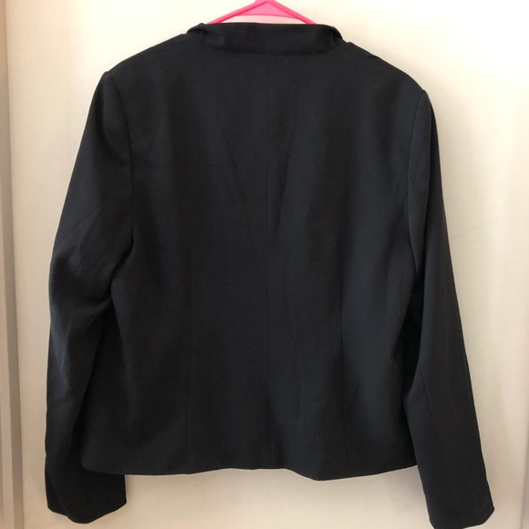 Simple black blazer - Picture 2 of 3